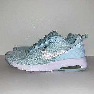Nike air max motion size 7 women’s